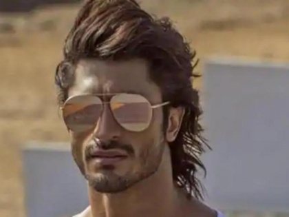 Watch! Vidyut Jammwal gifts his 40k jacket to photographer, says 'you guys work very hard ' | Watch! Vidyut Jammwal gifts his 40k jacket to photographer, says 'you guys work very hard '