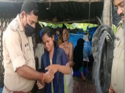 Viral Video! Mechanic's daughter gets emotional while tying rakhi to Circle Officer of Bharthana | Viral Video! Mechanic's daughter gets emotional while tying rakhi to Circle Officer of Bharthana