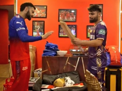 IPL 2024: Virat Kohli Gifts His Bat to Rinku Singh After RCB vs KKR Match (Watch Video) | IPL 2024: Virat Kohli Gifts His Bat to Rinku Singh After RCB vs KKR Match (Watch Video)