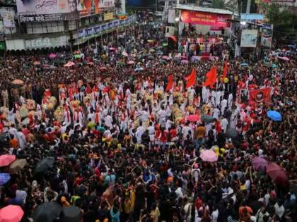 Pune: Man dies due to excessive sound system volume during Ganesh Visarjan | Pune: Man dies due to excessive sound system volume during Ganesh Visarjan Pune: Man dies due to excessive sound system volume during Ganesh Visarjan | Pune: Man dies due to excessive sound system volume during Ganesh Visarjan