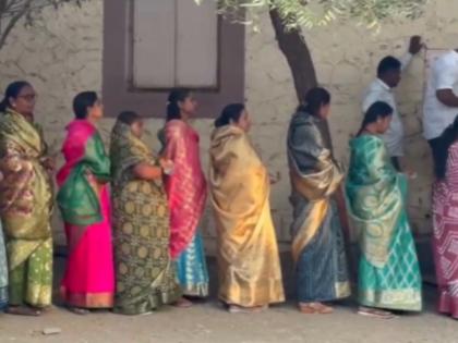 Maharashtra Local Body Elections 2025: EVM Glitches Reported at Several Polling Booths During Voting | Maharashtra Local Body Elections 2025: EVM Glitches Reported at Several Polling Booths During Voting
