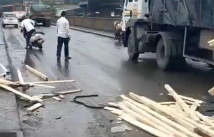 Mumbai: Water Tanker Plunges into Bhayandar Creek After Crashing Through Versova Bridge Barricades (Watch Video) | Mumbai: Water Tanker Plunges into Bhayandar Creek After Crashing Through Versova Bridge Barricades (Watch Video) Mumbai: Water Tanker Plunges into Bhayandar Creek After Crashing Through Versova Bridge Barricades (Watch Video) | Mumbai: Water Tanker Plunges into Bhayandar Creek After Crashing Through Versova Bridge Barricades (Watch Video)