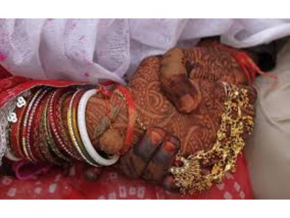 UP: Lesbian Couple From West Bengal Marries at Temple in Deoria | UP: Lesbian Couple From West Bengal Marries at Temple in Deoria