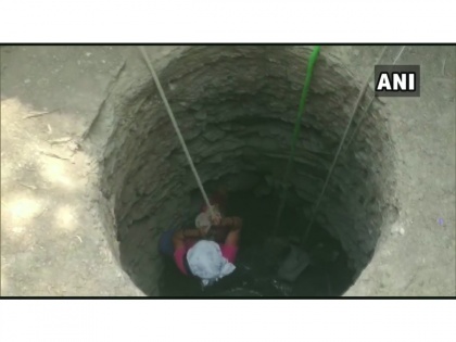 COVID-19 lockdown: Maharashtra couple dig 25 ft deep well outside house | COVID-19 lockdown: Maharashtra couple dig 25 ft deep well outside house
