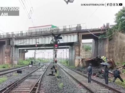 West Bengal: Truck Falls Off Kharagpur Flyover onto Railway Tracks Amid Heavy Rain; Driver Dead, One Injured | West Bengal: Truck Falls Off Kharagpur Flyover onto Railway Tracks Amid Heavy Rain; Driver Dead, One Injured