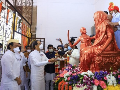 CM Thackeray visits Shivneri Fort to pay tribute to Chhatrapati Shivaji Maharaj on his birth anniversary | CM Thackeray visits Shivneri Fort to pay tribute to Chhatrapati Shivaji Maharaj on his birth anniversary
