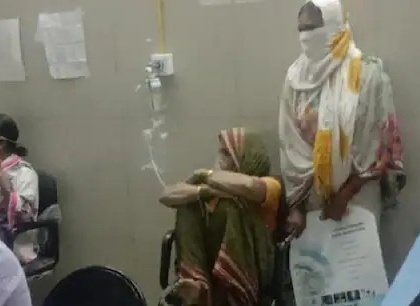 Osmanabad: Covid patients given oxygen support in chairs as hospital faces shortage of beds | Osmanabad: Covid patients given oxygen support in chairs as hospital faces shortage of beds