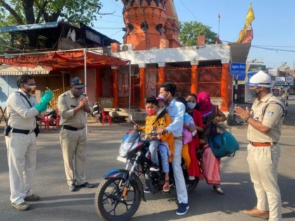 COVID-19 Lockdown: 6 members of family goes out on a bike to attend wedding, here's what the policemen did | COVID-19 Lockdown: 6 members of family goes out on a bike to attend wedding, here's what the policemen did
