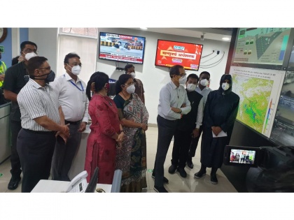 Mumbai rains: CM Thackeray reviews monsoon situation, visits BMC control room | Mumbai rains: CM Thackeray reviews monsoon situation, visits BMC control room