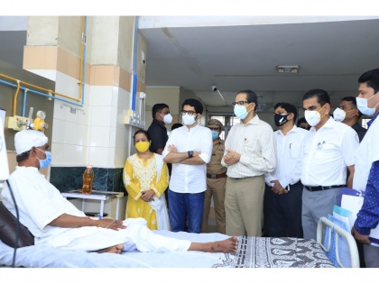 Malad building collapse: CM Thackeray visits injured residents at Shatabdi Hospital | Malad building collapse: CM Thackeray visits injured residents at Shatabdi Hospital