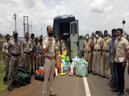 Osmanabad: Villagers loot goods after truck of e-commerce company overturns | Osmanabad: Villagers loot goods after truck of e-commerce company overturns