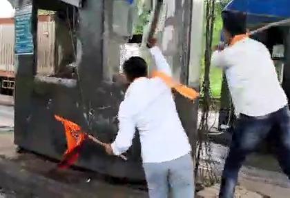 MNS activists create ruckus at Malodi toll gate in Bhiwandi | MNS activists create ruckus at Malodi toll gate in Bhiwandi MNS activists create ruckus at Malodi toll gate in Bhiwandi | MNS activists create ruckus at Malodi toll gate in Bhiwandi