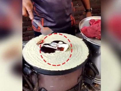 Watch Video! Video of man cooking dosa with ice-cream and chocolate goes viral | Watch Video! Video of man cooking dosa with ice-cream and chocolate goes viral