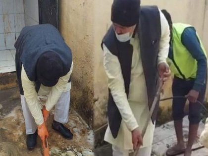 MP minister Pradhuman Singh Tomar cleans toilet of a govt school, pics go viral | MP minister Pradhuman Singh Tomar cleans toilet of a govt school, pics go viral