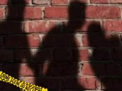 Man beaten with burning stick on suspicion of mobile theft, video goes viral | Man beaten with burning stick on suspicion of mobile theft, video goes viral Man beaten with burning stick on suspicion of mobile theft, video goes viral | Man beaten with burning stick on suspicion of mobile theft, video goes viral