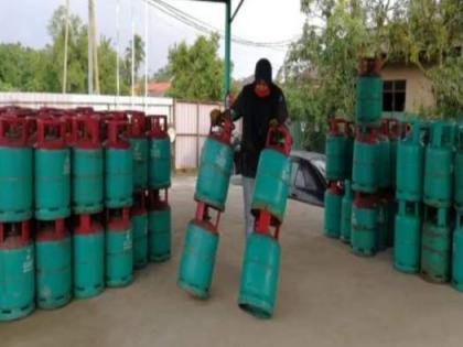Malaysian woman pushing 4 gas cylinders in one go, pic goes viral | Malaysian woman pushing 4 gas cylinders in one go, pic goes viral