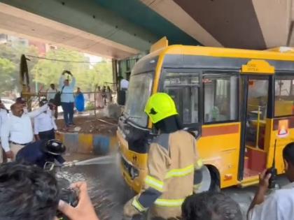 Thane: School bus driver safely evacuates students after traffic police notices | Thane: School bus driver safely evacuates students after traffic police notices