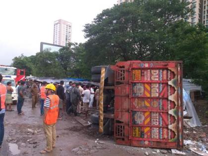 Girl seriously injured after truck overturns on hut in Thane | Girl seriously injured after truck overturns on hut in Thane
