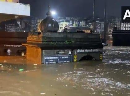 Temples in Nashik waterlogged as heavy batter Maharashtra | Temples in Nashik waterlogged as heavy batter Maharashtra