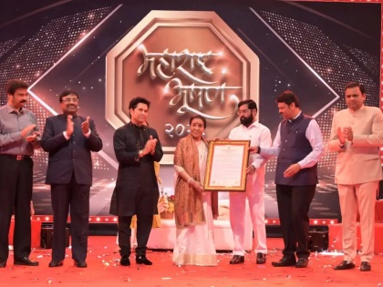 Mumbai: Veteran singer Asha Bhonsle receives Maharashtra Bhushan Award | Mumbai: Veteran singer Asha Bhonsle receives Maharashtra Bhushan Award