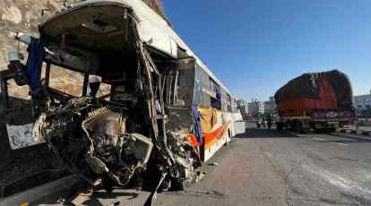 4 killed after bus hit by truck on Mumbai-Bangalore highway | 4 killed after bus hit by truck on Mumbai-Bangalore highway