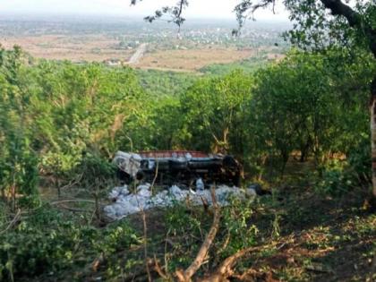 Chhatrapati Sambhajinagar: Sugar laden truck plunges in Ajanta ghat | Chhatrapati Sambhajinagar: Sugar laden truck plunges in Ajanta ghat Chhatrapati Sambhajinagar: Sugar laden truck plunges in Ajanta ghat | Chhatrapati Sambhajinagar: Sugar laden truck plunges in Ajanta ghat