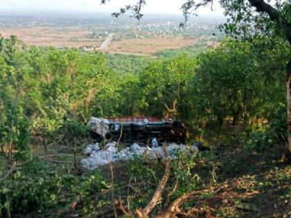 Chhatrapati Sambhajinagar: Sugar laden truck plunges in Ajanta ghat | Chhatrapati Sambhajinagar: Sugar laden truck plunges in Ajanta ghat