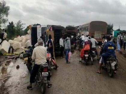 Watch: Cargo truck overturns on Chhatrapati Sambhajinagar-Jalgaon highway, causes three-hour traffic jam | Watch: Cargo truck overturns on Chhatrapati Sambhajinagar-Jalgaon highway, causes three-hour traffic jam