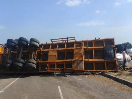 Container overturns on Dhule-Solapur Highway, traffic disrupted for three hours | Container overturns on Dhule-Solapur Highway, traffic disrupted for three hours