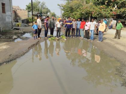 Villagers in Chikhli protest by planting trees in potholes | Villagers in Chikhli protest by planting trees in potholes