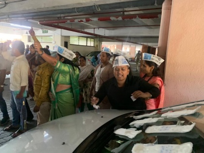 AAP Workers Stage Protest Over Delay in Sanitary Napkin Distribution by Placing Them on PMC Commissioner's Car | AAP Workers Stage Protest Over Delay in Sanitary Napkin Distribution by Placing Them on PMC Commissioner's Car