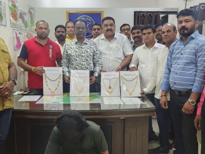 Badlapur Jewelry Store Theft: Thane Crime Branch Arrests Key Suspect, Recovers Stolen Gold Worth ₹10.85 Lakh | Badlapur Jewelry Store Theft: Thane Crime Branch Arrests Key Suspect, Recovers Stolen Gold Worth ₹10.85 Lakh Badlapur Jewelry Store Theft: Thane Crime Branch Arrests Key Suspect, Recovers Stolen Gold Worth ₹10.85 Lakh | Badlapur Jewelry Store Theft: Thane Crime Branch Arrests Key Suspect, Recovers Stolen Gold Worth ₹10.85 Lakh
