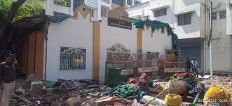 Nashik: 15 Policemen Injured, Five Vehicles Damaged in Stone-Pelting Incident in Kathe Galli | Nashik: 15 Policemen Injured, Five Vehicles Damaged in Stone-Pelting Incident in Kathe Galli Nashik: 15 Policemen Injured, Five Vehicles Damaged in Stone-Pelting Incident in Kathe Galli | Nashik: 15 Policemen Injured, Five Vehicles Damaged in Stone-Pelting Incident in Kathe Galli