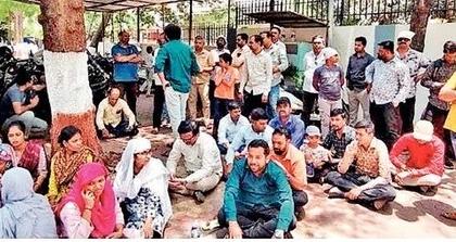Nashik: Parents Stage Protest at School in CIDCO Uttamnagar for Withholding Results Over Fees | Nashik: Parents Stage Protest at School in CIDCO Uttamnagar for Withholding Results Over Fees Nashik: Parents Stage Protest at School in CIDCO Uttamnagar for Withholding Results Over Fees | Nashik: Parents Stage Protest at School in CIDCO Uttamnagar for Withholding Results Over Fees