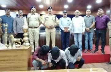 Nashik Temple Thefts: Engineering Student Among Three Arrested; 66 Kg Brass, Silver Idols Recovered | Nashik Temple Thefts: Engineering Student Among Three Arrested; 66 Kg Brass, Silver Idols Recovered Nashik Temple Thefts: Engineering Student Among Three Arrested; 66 Kg Brass, Silver Idols Recovered | Nashik Temple Thefts: Engineering Student Among Three Arrested; 66 Kg Brass, Silver Idols Recovered