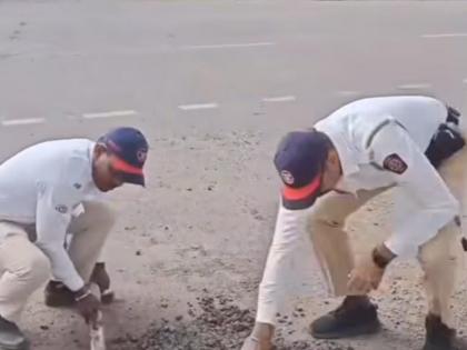 Nashik Traffic Police Officers Fill Pothole on Mumbai-Agra Highway | Nashik Traffic Police Officers Fill Pothole on Mumbai-Agra Highway Nashik Traffic Police Officers Fill Pothole on Mumbai-Agra Highway | Nashik Traffic Police Officers Fill Pothole on Mumbai-Agra Highway