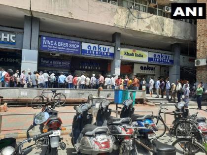 Delhi lockdown: 'Mujhe dawaion se asar nahi hoga, alcohol peg se asar hoga", says woman outside liquor shop | Delhi lockdown: 'Mujhe dawaion se asar nahi hoga, alcohol peg se asar hoga", says woman outside liquor shop
