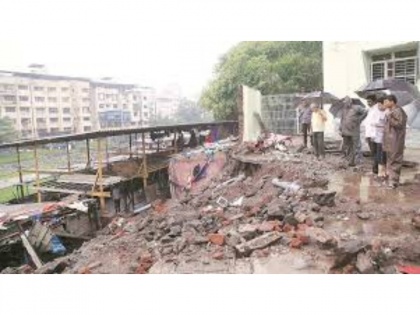 Heavy rains in Thane cause walls to collapse; none injured | Heavy rains in Thane cause walls to collapse; none injured