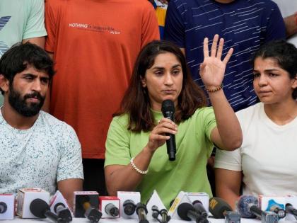 Wrestlers Sakshi Malik, Bajrang Punia deny reports of withdrawing from protest | Wrestlers Sakshi Malik, Bajrang Punia deny reports of withdrawing from protest Wrestlers Sakshi Malik, Bajrang Punia deny reports of withdrawing from protest | Wrestlers Sakshi Malik, Bajrang Punia deny reports of withdrawing from protest