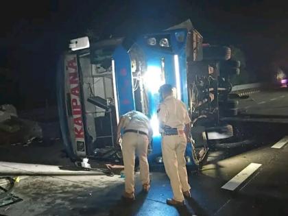 Yamuna Expressway Accident: 13 Injured as Passenger Bus Overturns After Colliding with Divider in UP | Yamuna Expressway Accident: 13 Injured as Passenger Bus Overturns After Colliding with Divider in UP