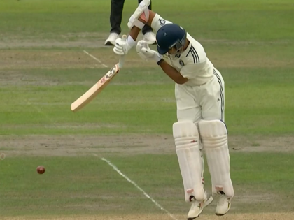 ENG vs IND: Chris Woakes Breaks Yashasvi Jaiswal’s Bat with Fiery Delivery During England vs India 4th Test at Old Trafford (Watch Video) | ENG vs IND: Chris Woakes Breaks Yashasvi Jaiswal’s Bat with Fiery Delivery During England vs India 4th Test at Old Trafford (Watch Video)
