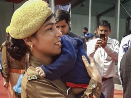 Woman constable deployed on duty with infant son her in arms at Yogi Adityanath's function | Woman constable deployed on duty with infant son her in arms at Yogi Adityanath's function