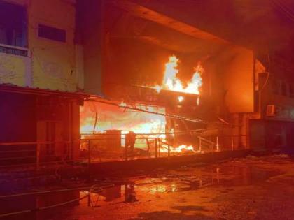 Chandrapur: Massive fire destroys oldest cloth store in Ballarpur's Gandhi Ward | Chandrapur: Massive fire destroys oldest cloth store in Ballarpur's Gandhi Ward