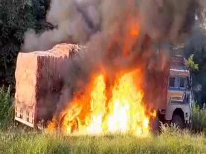 Truck carrying 35 tonnes of sugar catches fire on Wardha-Nagpur highway | Truck carrying 35 tonnes of sugar catches fire on Wardha-Nagpur highway