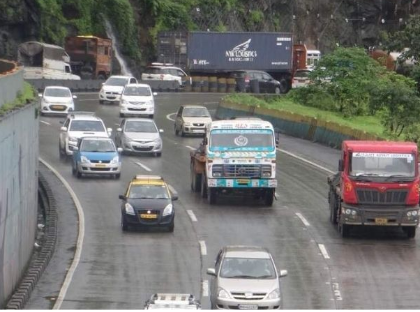 Traffic resumes between Pune and Mumbai after mega block on expressway | Traffic resumes between Pune and Mumbai after mega block on expressway