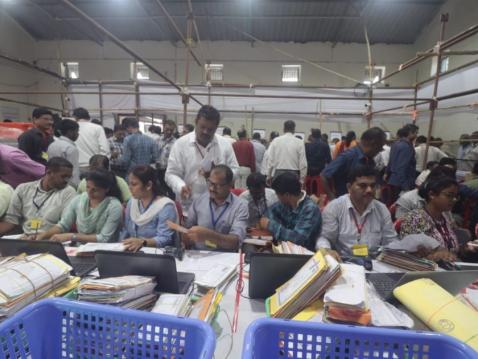 Maharashtra Election Results 2024: First Hour of Vote Counting Shows Tight Contest in Lok Sabha Seats Maharashtra Election Results 2024: First Hour of Vote Counting Shows Tight Contest in Lok Sabha Seats