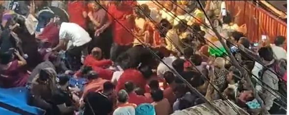 Stampede in Jabalpur: 5 Injured After Stage Collapses During PM Modi's  Roadshow in Madhya Pradesh (Watch Video) - www.lokmattimes.com