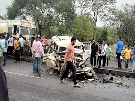 Chandrapur: Four family members killed in tragic car tyre burst ...