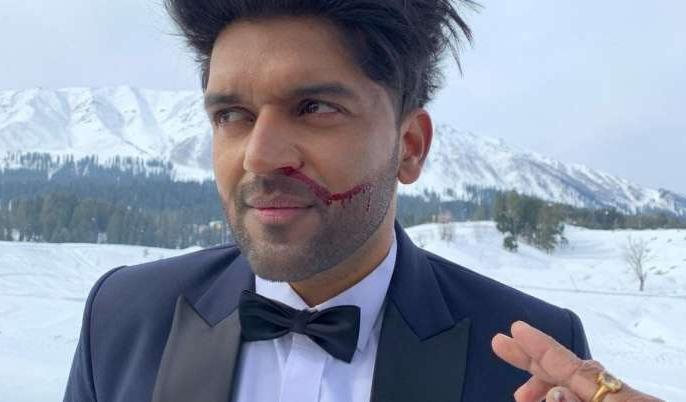 guru-randhawa-suffers-nose-bleeding-while-while-shooting-for-a-new