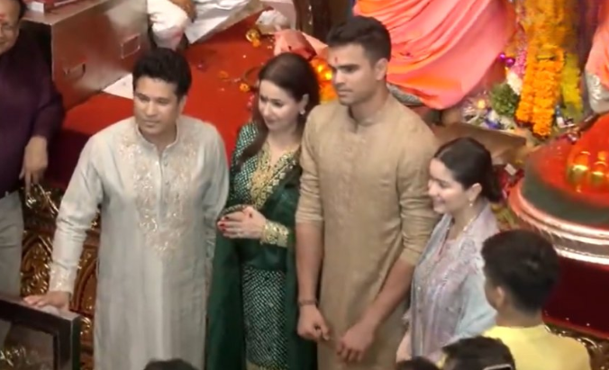 Lalbaugcha Raja 2025: Sachin Tendulkar and Family Visit Mumbai's Iconic ...